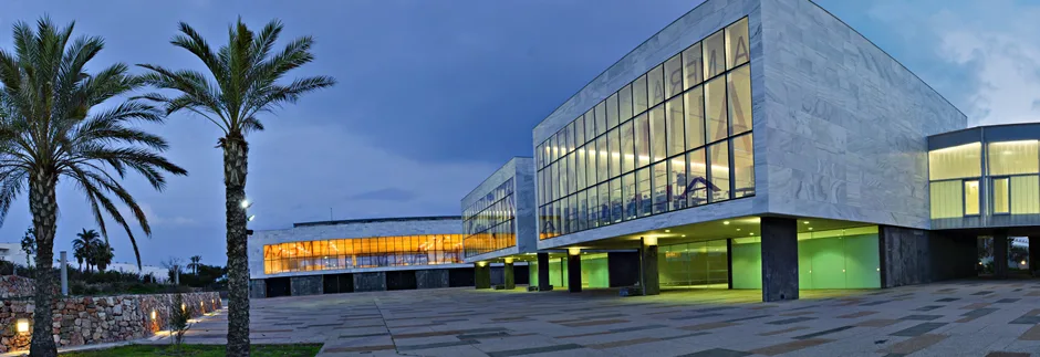 Palacio de Exposiciones y Congresos de Almería — vista nocturna